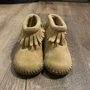 Minnetonka back flap bootie size 4